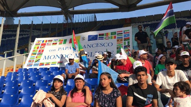 Migranti na olimpijskom stadionu Golden Gala