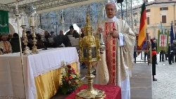 Monsignor Boccardo incensa le reliquie di san Benedetto okoko.jpg
