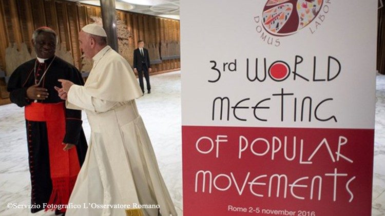 Le Pape échangeant avec le cardinal Turkson lors de la 3e Rencontre mondiale des mouvements populaires, en novembre 2017 à Rome.