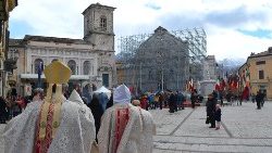Piazza San Benedetto a Norcia per la messa del patrono ok.jpg