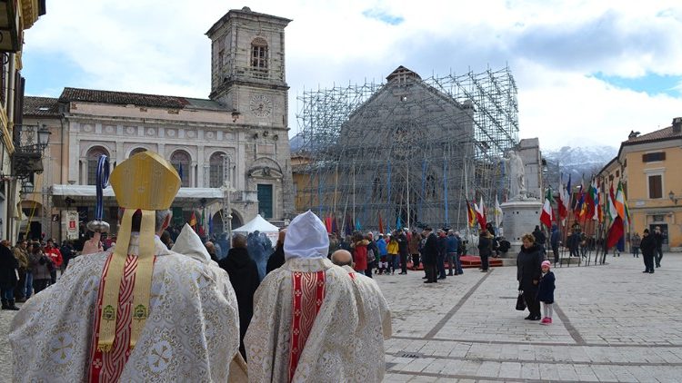 Norcia, processione d'ingresso del pontificale per la festa di San Benedetto 