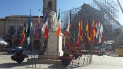 Piazza San Benedetto con bandiere europa ok.jpg