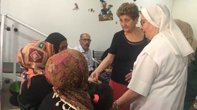 La présidente de l'hôpital du Bambino Gesù, Mariella Enoc, auprès des enfants syriens.