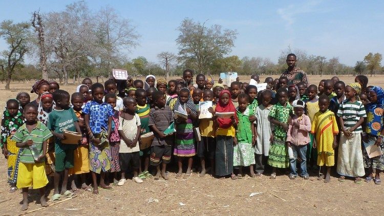 Učenici jedne osnovne škole u Africi