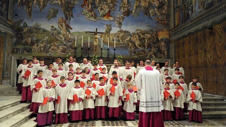 Coro da Capela Sistina regido por mons. Massimo Palombela