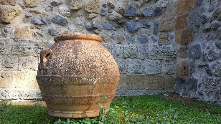 Nei contesti rurali le iscrizioni su vasi e anfore ritrovate finora riportavano solo date e nomi