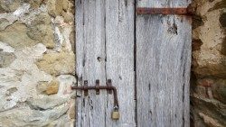 20171028_SPC_muro, porta, casa, sbarra, lucchetto.jpg
