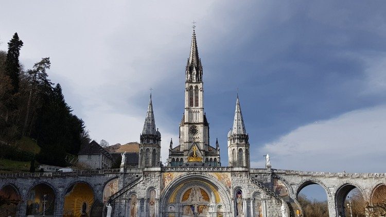 À Lourdes, des millions de bougies brûlent sans discontinuer depuis le 18 février 1858.