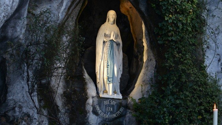 Figura Matki Bożej w grocie objawień w Lourdes