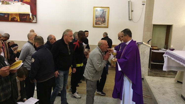 Missa celebrada na Capela de Nossa Senhora do Caminho, no Cárcere de Rebibbia