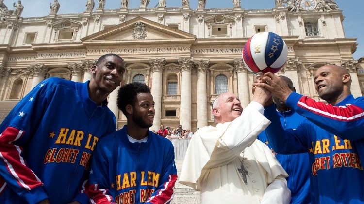 Ferenc pápa amerikai sportolókkal az általános kihallgatáson