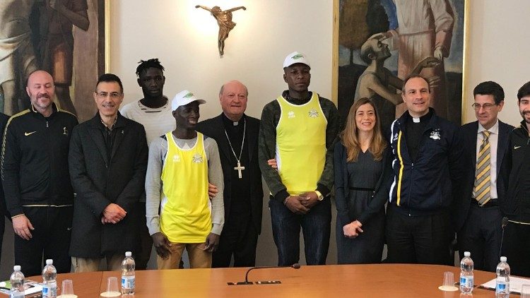 Kardinal Ravasi mit einigen Flüchtlingen im Vatikan