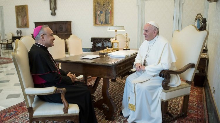 Papa Francisco com um bispo de Moçambique