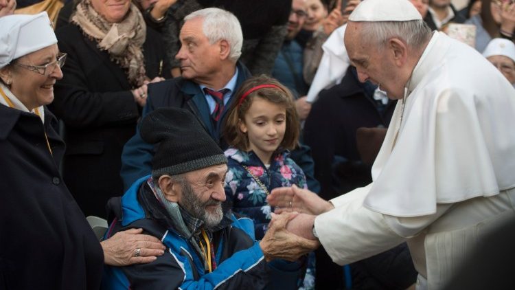 Ferenc pápa és egy hajléktalan találkozása Rómában