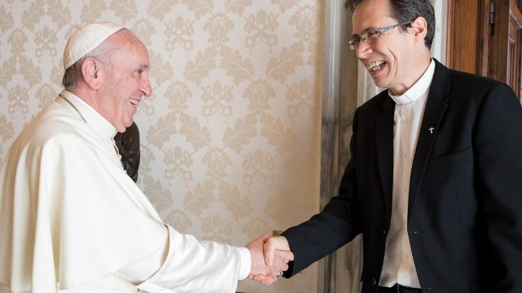 Папата и отец Фредерик Форнос във Ватикана. 