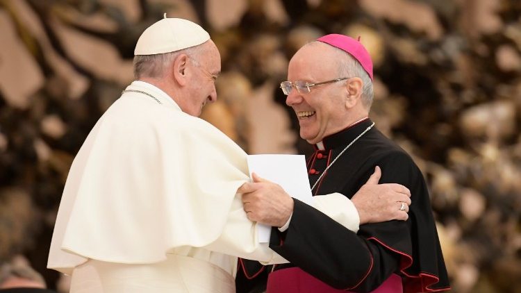 Papa Francesco e il segretario della Cei Nunzio Galantino
