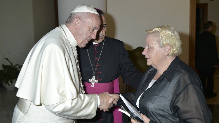Papst Franziskus bei einer Begegnung mit Hamels Schwester