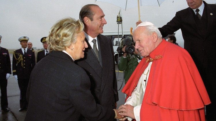 Johannes Paul II. 1998 bei einem Besuch in Frankreich mit dem damaligen Präsidenten Chirac