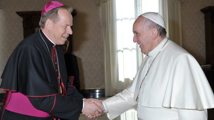 2015-02-02 Papa Francesco e mons. Gintaras Grusas vescovo di Vilnius