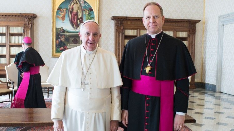 프란치스코 교황과 긴타라스 그루사스 대주교 (자료사진)