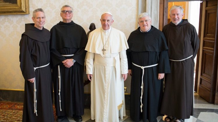 Der Papst mit Ordensmännern der Franziskaner-Familie. Ganz rechts: der Schweizer P. Mauro Jöhri, bis 2018 Generalminister des Kapuzinerordens