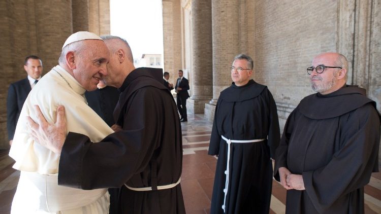 Franziskus mit Franziskanern in Assisi