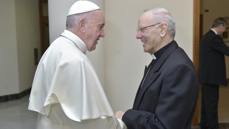 Le Pape François saluant Mgr Galantino, ici en 2017.