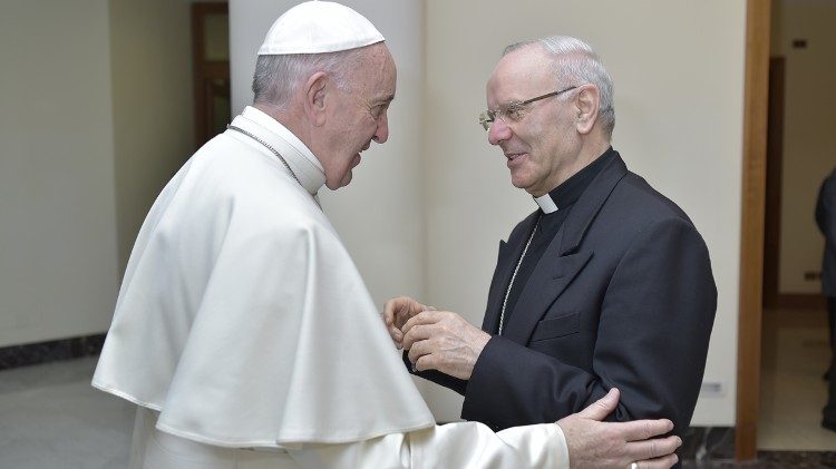 Mgr Galantino, le président de l'APSA, ici lors d'un entretien avec le Pape François.