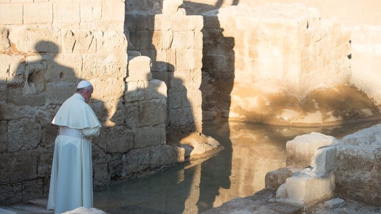 Ferenc pápa 2014-ben a Jordán folyó partján, ahol János egykor keresztelt   