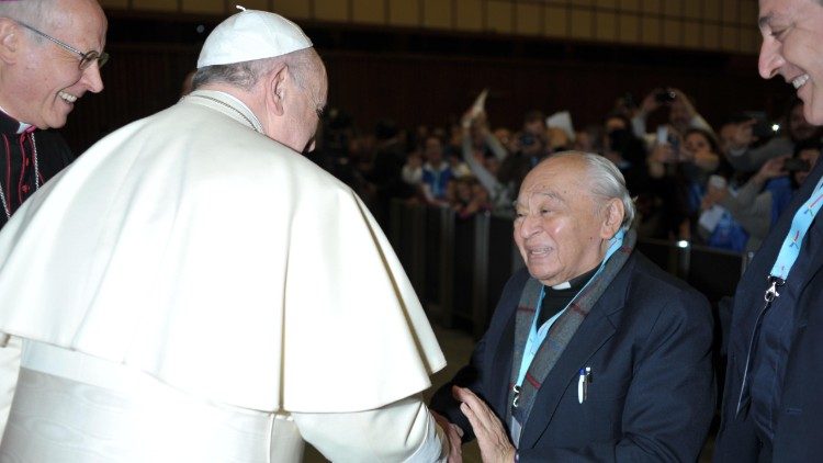 Le Pape saluant le père Gutiérrez à Rome en novembre 2014.