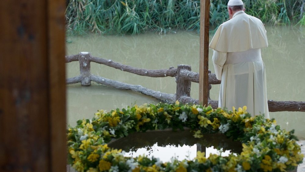 Papa Francesco davanti al fiume Giordano (foto del 2014)