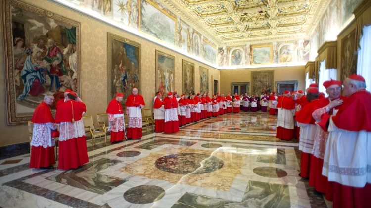 cardinali nella sala del concistoro