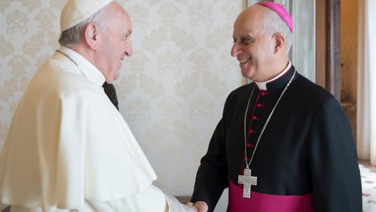Папа Франциск і архиєпископ Фізікелла