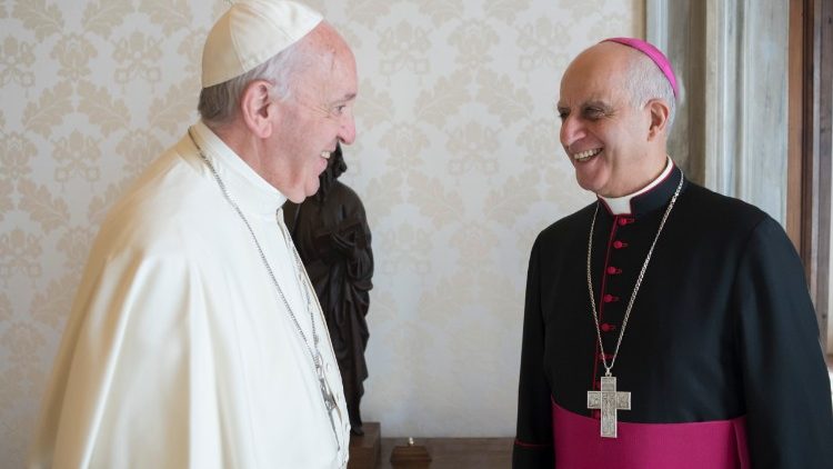 Mgr Fisichella et le Pape François lors d'un entretien en 2017.