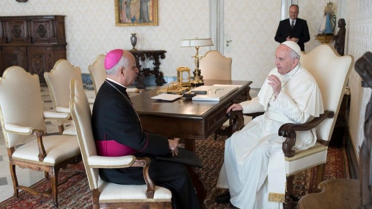 Fisichella im April letzten Jahres bei einer Begegnung mit dem Papst