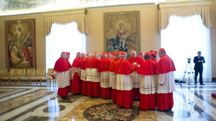 Kardynałowie w sali konsystorza