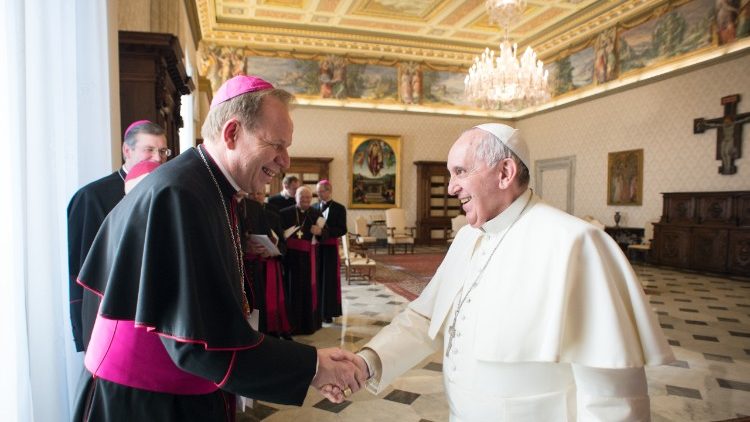 Francisco e o bispo de Vilnius, Dom Gintaras Grusas, que receberá o Papa em sua visita à Lituânia