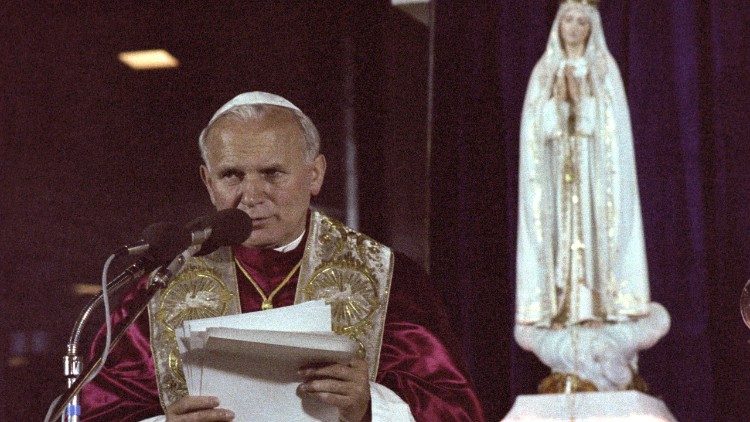 Святой Папа Иоанн Павел II во время визита в Фатимское богородичное святилище (Португалия, май 1982 г. )