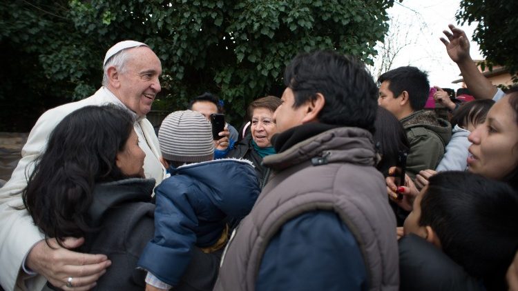 Papa Francesco con un gruppo di bisognosi