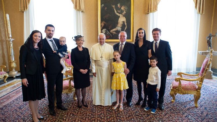 Veľvyslanec Peter Sopko s manželkou Elenou a členmi rodiny na rozlúčkovej audiencii u pápeža