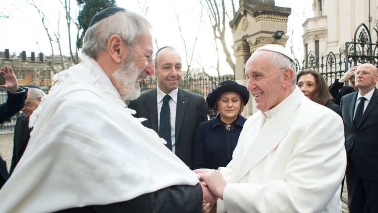 프란치스코 교황과 리카르도 셰무엘 디 세니 수석 랍비 (자료사진)