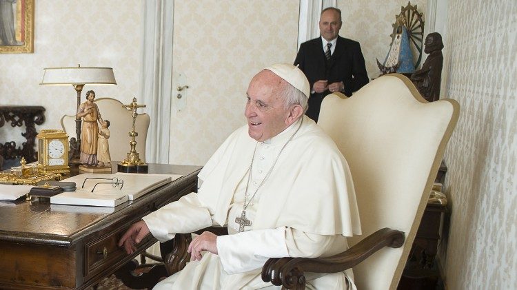 Papst Franziskus mit einer kleinen Statue des hl. Joseph auf seinem Schreibtisch