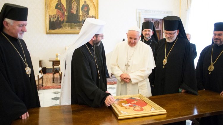 Scambio di doni durante il Sinodo della Chiesa greco-cattolica ucraina nel 2016