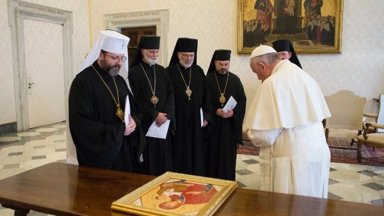 Papa Francisc în rugăciune cu reprezentanții Sinodului Bisericii Greco-Catolice Ucrainene în 5 martie 2016