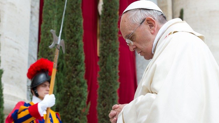 Le Pape François en prière.