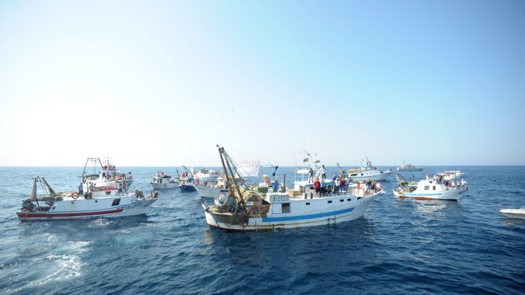 Łodzie z emigrantami płyną na Lampedusę