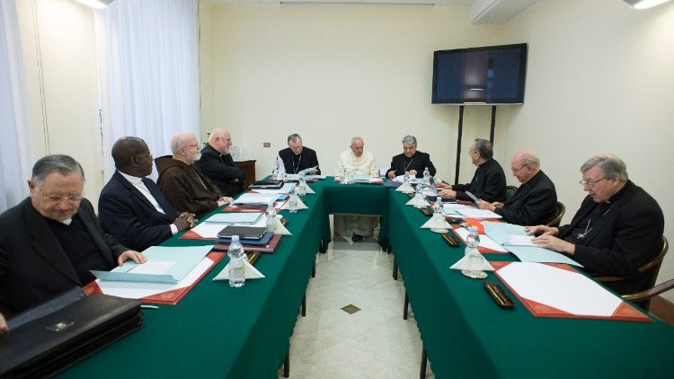 Ferenc pápa és a kilenctagú bíborosi tanács ülésezik
