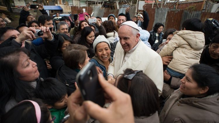 La visita a sorpresa di Papa Francesco al campo Arcobaleno non lontano  dalla parrocchia romana di San Michele Arcangelo, 8 febbraio 2015
