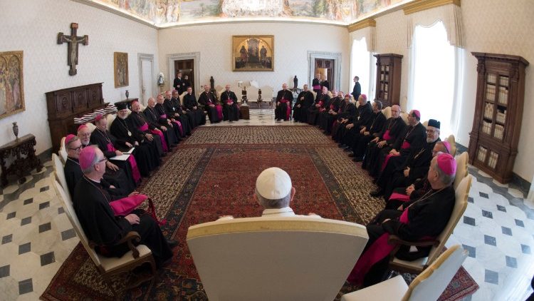 Le Pape en réunion avec une délégation de l'épiscopat canadien en visite "ad limina", en mars 2017.