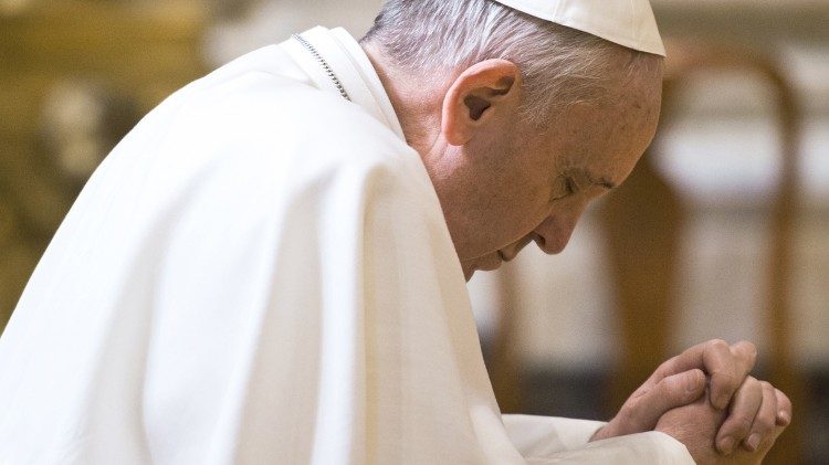 Papa Francisco durante momento de oração